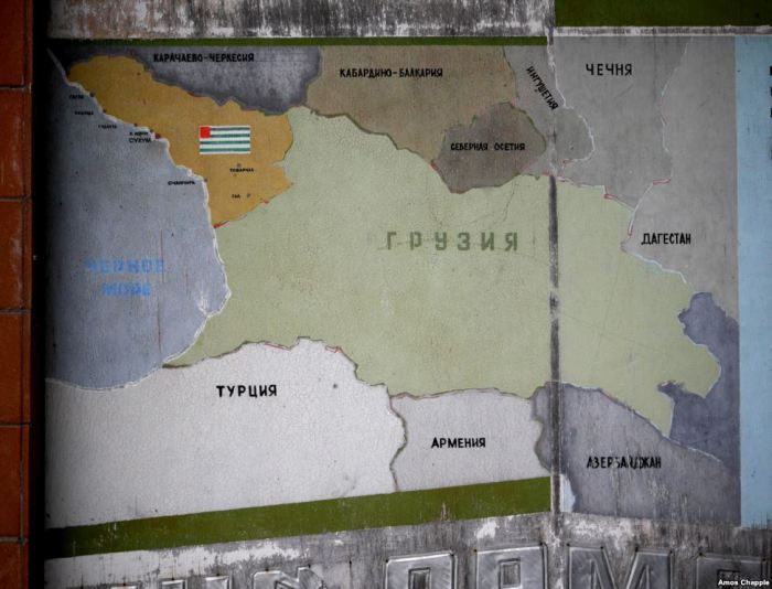 Старая карта и флаг, указывающий на территорию Абхазии в левом верхнем углу.