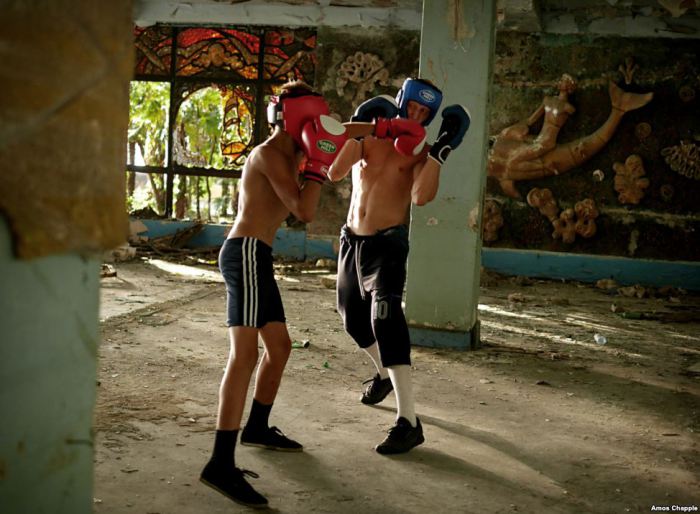 Боксеры тренируются в заброшенном санатории в Гаграх.