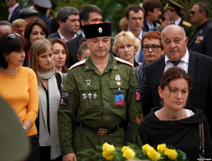 Абхазский военный возвращается домой после миротворческой акции на Украине.