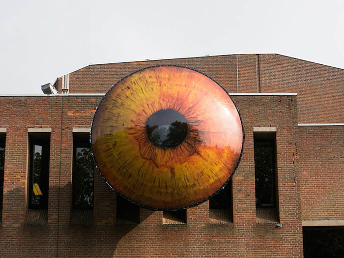 Необычные инсталляции в виде огромных глаз.