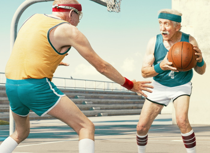 Пожилые люди играют в баскетбол на снимках Dean Bradshaw.