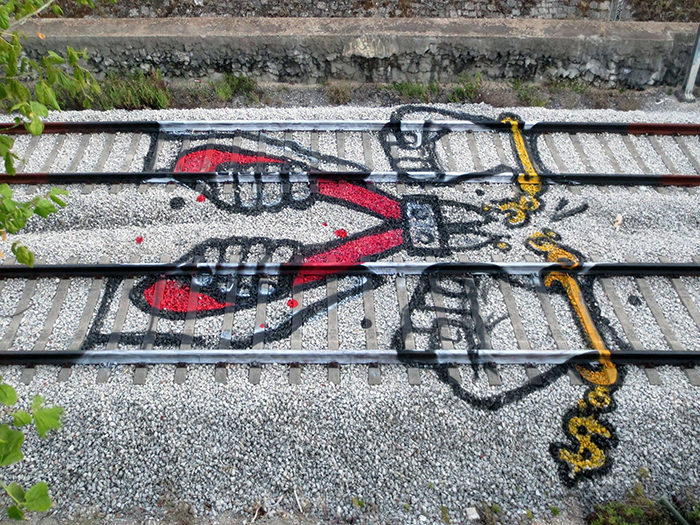 Граффити на железнодорожных рельсах.