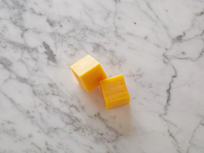 2 маленьких кубика низкокалорийного сыра Чеддар - 100 калорий.