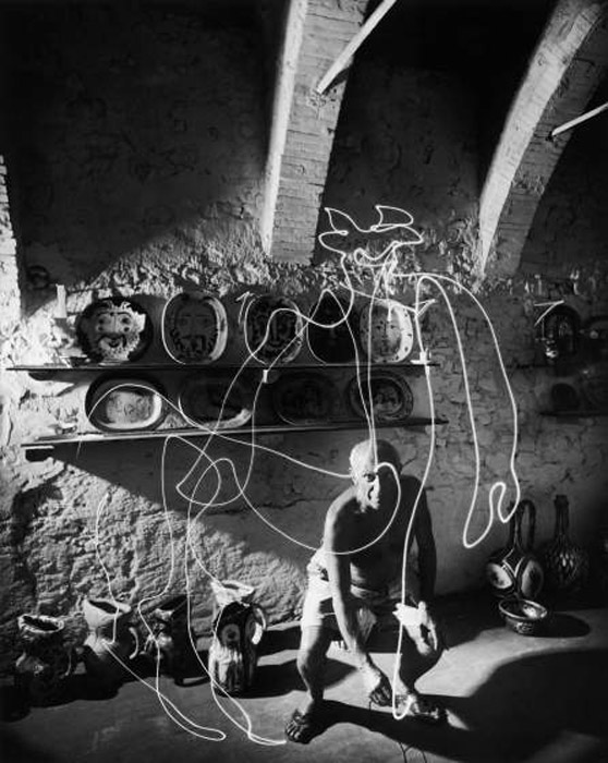 Самый известный световой рисунок Пикассо *Центавр*. Автор фото: Gjon Mili.