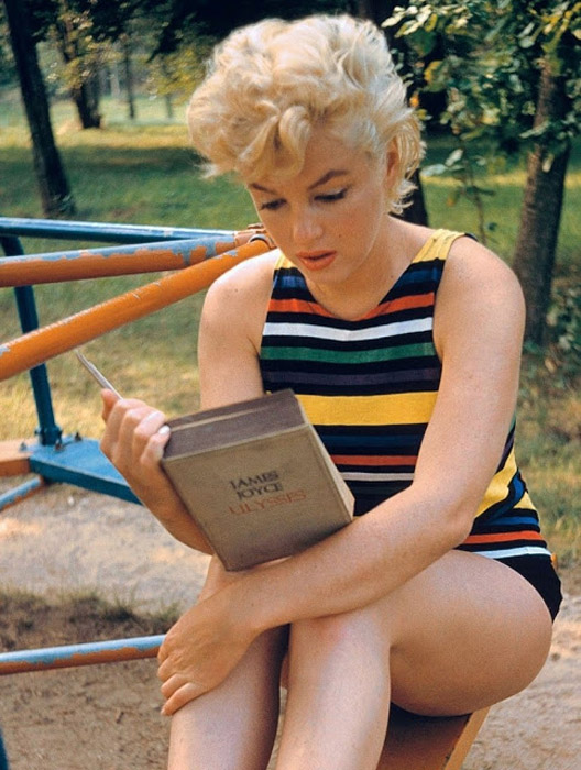 Мэрилин читает роман *Улисс* Джеймса Джойса.  Автор фото: Eve Arnold.