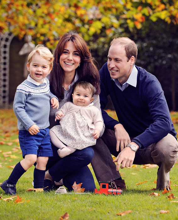 Герцог и герцогиня Кембриджские со своими детьми в октябре прошлого года. Кенсингтонский дворец.