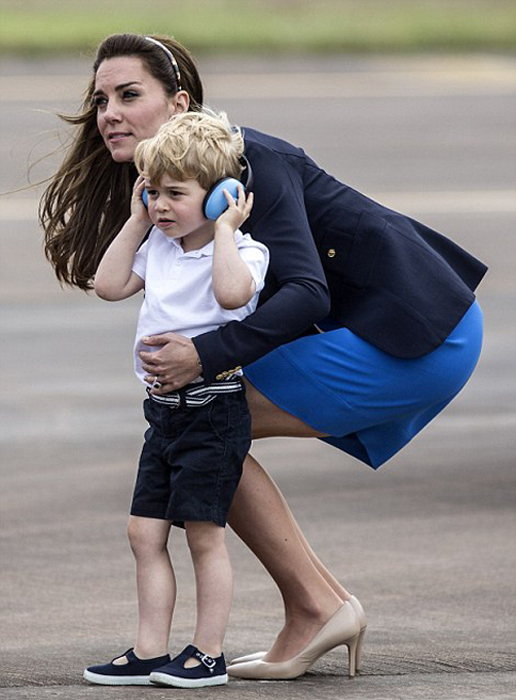 Маленький принц Джордж на аэродроме.