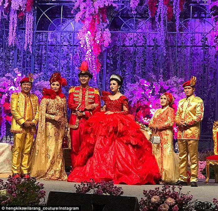 Торжественная свадьба в Джакарте.  Instagram hengkikawilarang_couture.