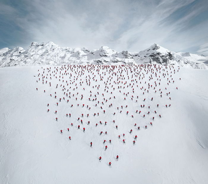 В фотосессии участвовало несколько сотен альпинистов.