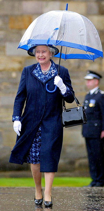 Королева предпочитает зонты фирмы Fulton.