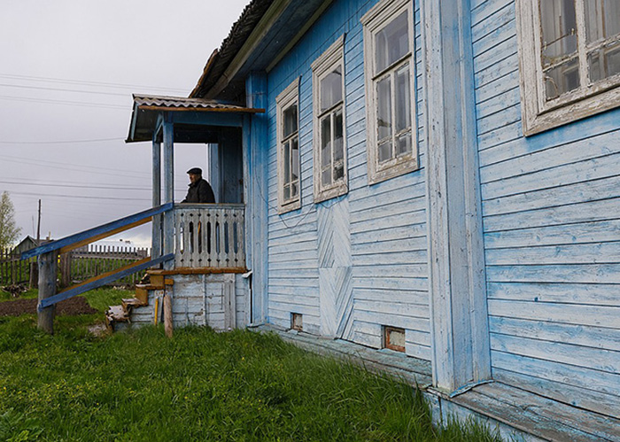 Евгений Васильевич живет в доме, построенном его отцом.