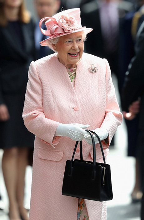 Королева всегда появляется на людях с сумочкой в руках.