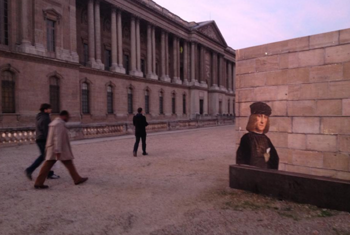 Париж. Портрет из Лувра *переехал* за стены музея.