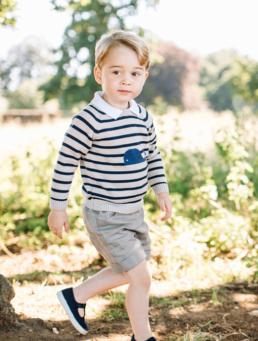 На новой серии фотографий принц Джордж одет в повседневную одежду и обут в босоножки Trotters.