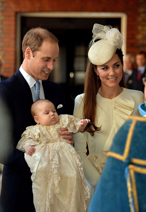 Герцог и герцогиня Кембриджские со своим трехмесячным сыном в королевской часовне в день крестин Джорджа. Октябрь 2013.