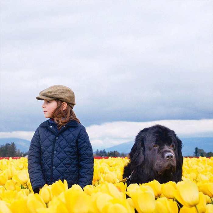 Джулиан и Макс на поле тюльпанов. Автор фото: Stasha Becker.