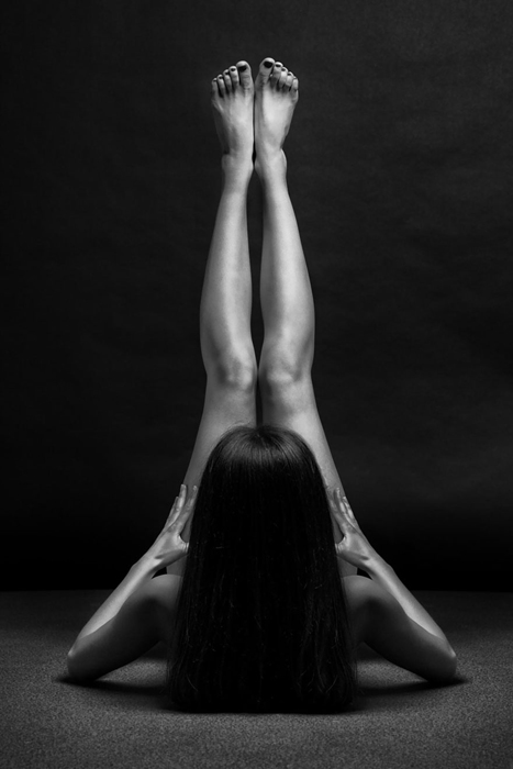 Bodyscape в черно-белых тонах. Автор фото: Anton Belovodchenko.