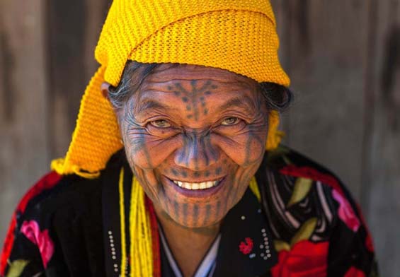 Все женщины племени имеют татуировки на лице. Фото: Eric Lafforgue.