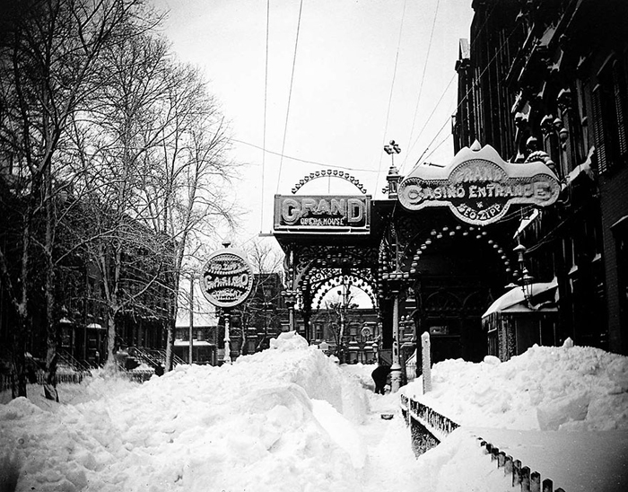 Дом Оперы в Бруклине под покрывалом снега. Март 1888г.