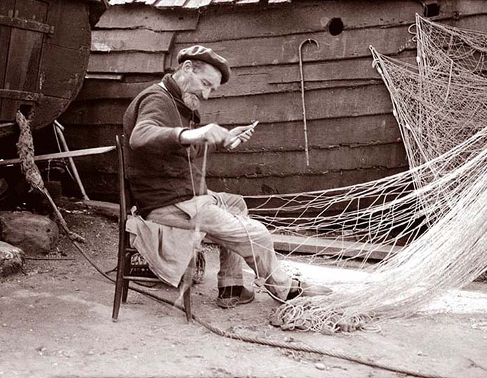 Мужчина чинит рыбацкую сеть. Нормандия.