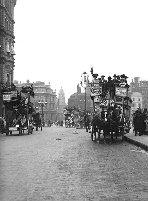 Омнибусы, передвигаемые упряжкой лошадей на улицах Лондона.