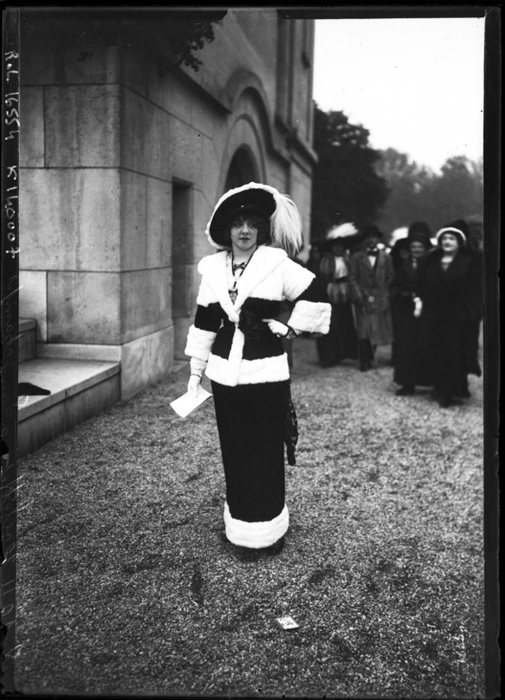 Элегантная девушка в Париже 1911г.
