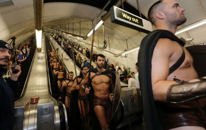 *Войско спартанцев* спускается в метро.