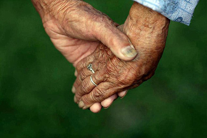 Супруги, которым уже больше 100 лет, до сих пор живут в любви и согласии.