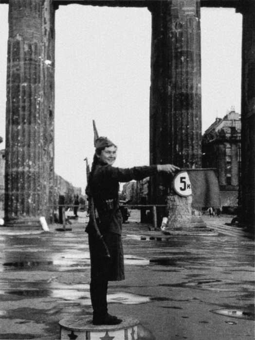Советская сигнальщица у Брандербургских ворот.
