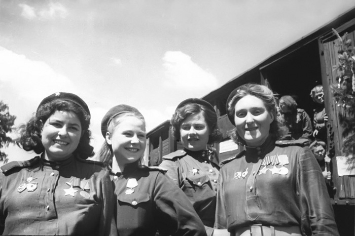 Группа женщин-стрелков.