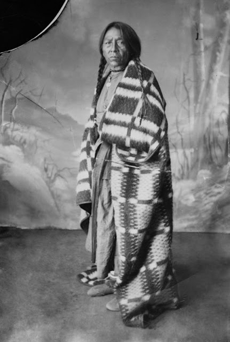 Индеец, укутанный в покрывало. Ок.1886-90 гг.  Автор фото: Alex Ross.