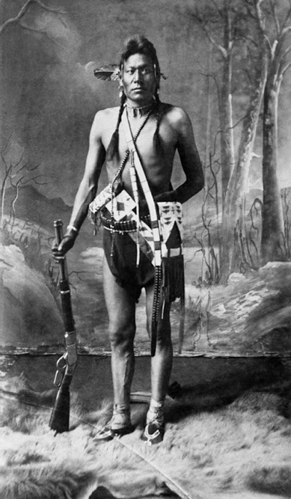 Индеец племени Блэкфут с винтовкой, штат Альберта, 1887 г. Автор фото: Alex Ross.
