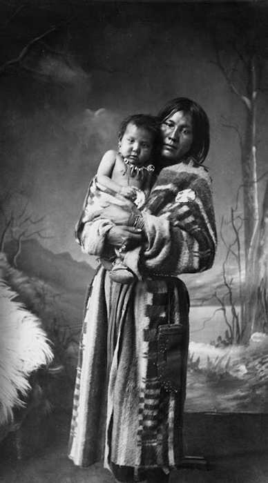 Женщина племени Сарси со своим ребенком, 1887г.  Автор фото: Alex Ross.