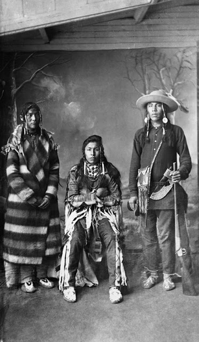 Три молодых человека из племени Блэкфутов, 1887г.  Автор фото: Alex Ross.