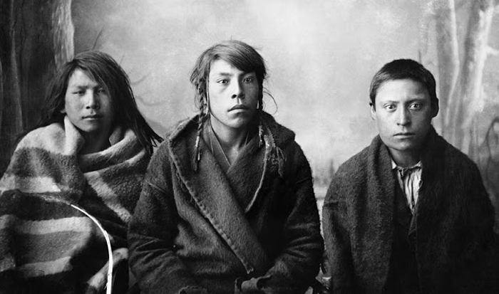 Три парня из племени Блэкфутов. Калгари, Альберта, 1887г. Автор фото: Alex Ross.