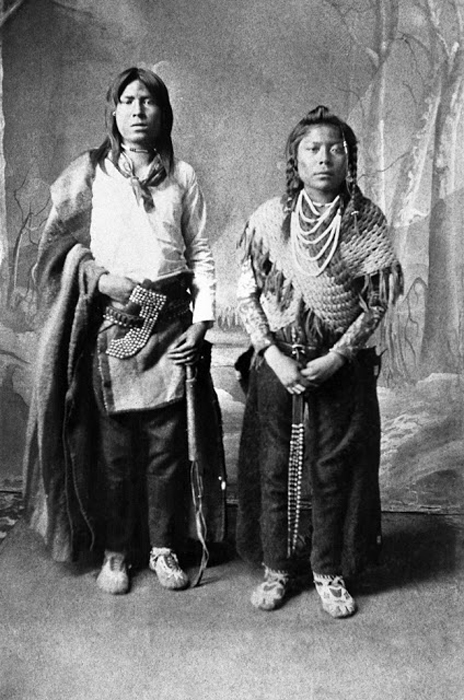 Двое из первых учеников американской школы. Индейцы Блэкфут, 1886г. Автор фото: Alex Ross.