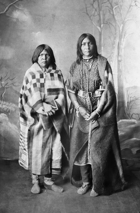 Две девушки из племени Сарси, 1887г.  Автор фото: Alex Ross.