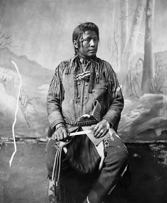 Индеец племени Блэкфут с ножом. 1885-94. Автор фото: Alex Ross.