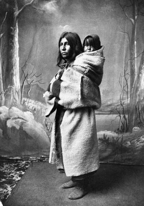 Женщина из племени Блэкфутов с ребенком за спиной, 1886 г. Автор фото: Alex Ross.