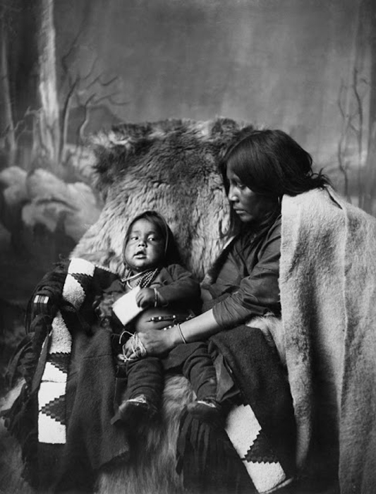 Женщина племени Блэкфут с ребенком. Конец 1880-х. Автор фото: Alex Ross.