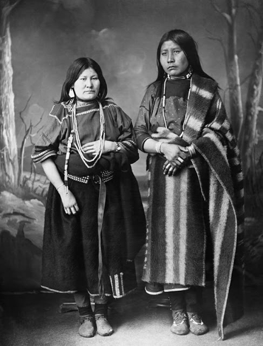 Женщины племени Блэкфут. Автор фото: Alex Ross.