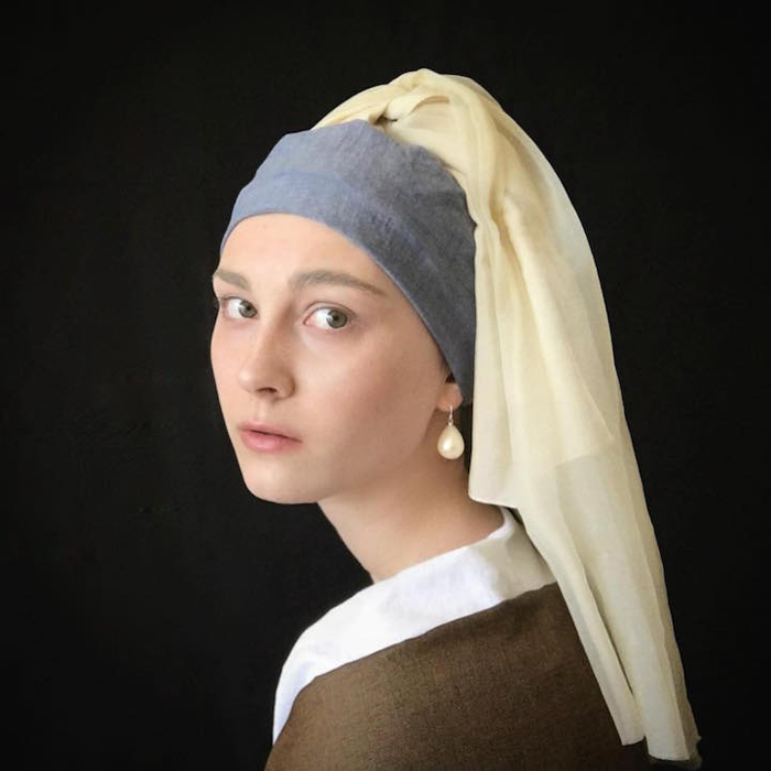 В образе девушки с жемчужной сережкой, героини картины Яна Вермеера.