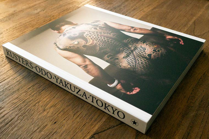 Книга, в которую вошли фотографии якудза Антона Кустерса.
