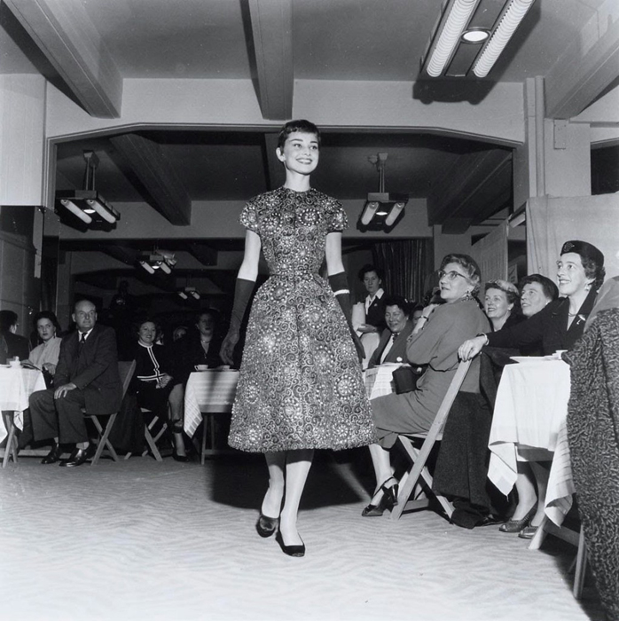 Одри показывает одежду на фешн-шоу в магазине Герзон в Амстердаме. 2 ноября 1954г.