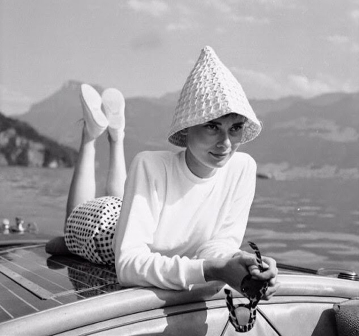 Одри на лодке на озере в Швейцарии, август 1954г. Фотограф: Hans Gerber.