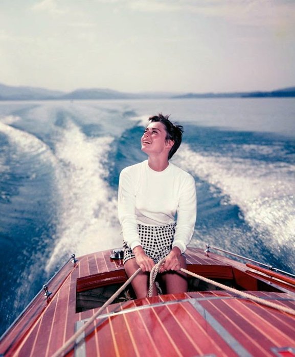 Одри Хепберн на лодке на озере Бюргенсток в Швейцарии, август 1954г. Фотограф: Hans Gerber.