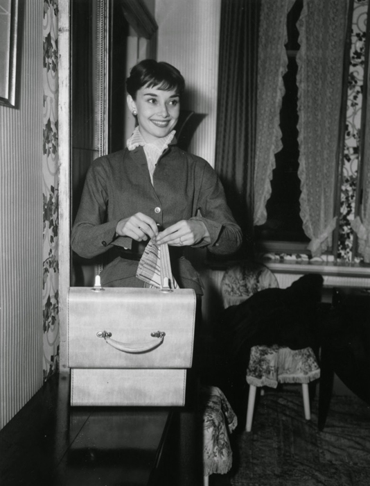  L. Waldorf фотографирует Одри Хепберн в ее номере отеля в Риме. Октябрь 1952г.