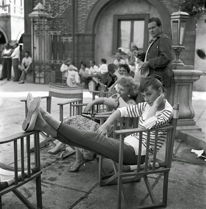 На студии Синечитта во время перерыва на съемках фильма *Война и Мир*. Рим, Италия, август 1955г. Фотограф: Pierluigi Praturlon.