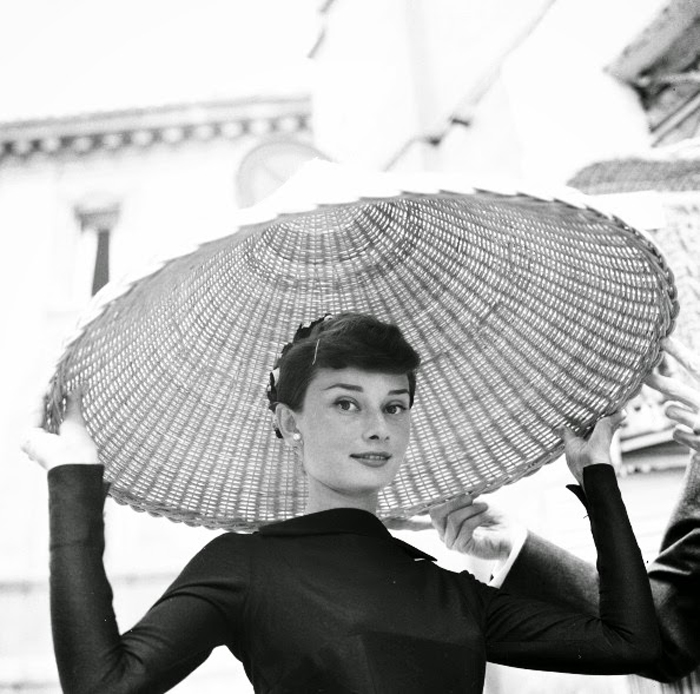 Одри Хепберн в Риме на рынке. Май 1955г. Фотограф:  Willy Rizzo.