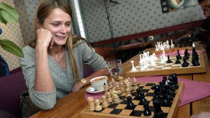 Кармен с детства занимается шахматами.